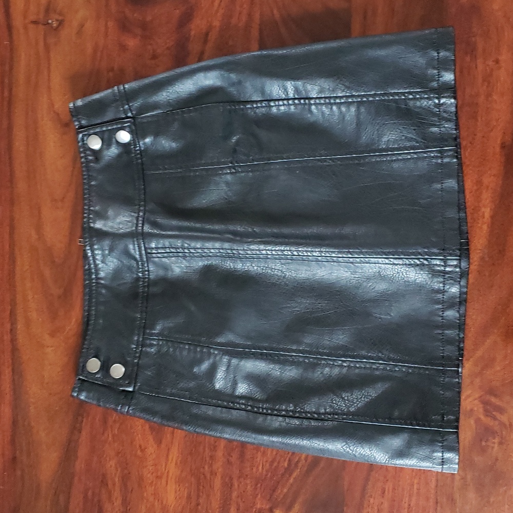 FREE PEOPLE Faux Leather Black Mini Skirt “Zip To It” | SIZE 2 - Picture 4 of 13